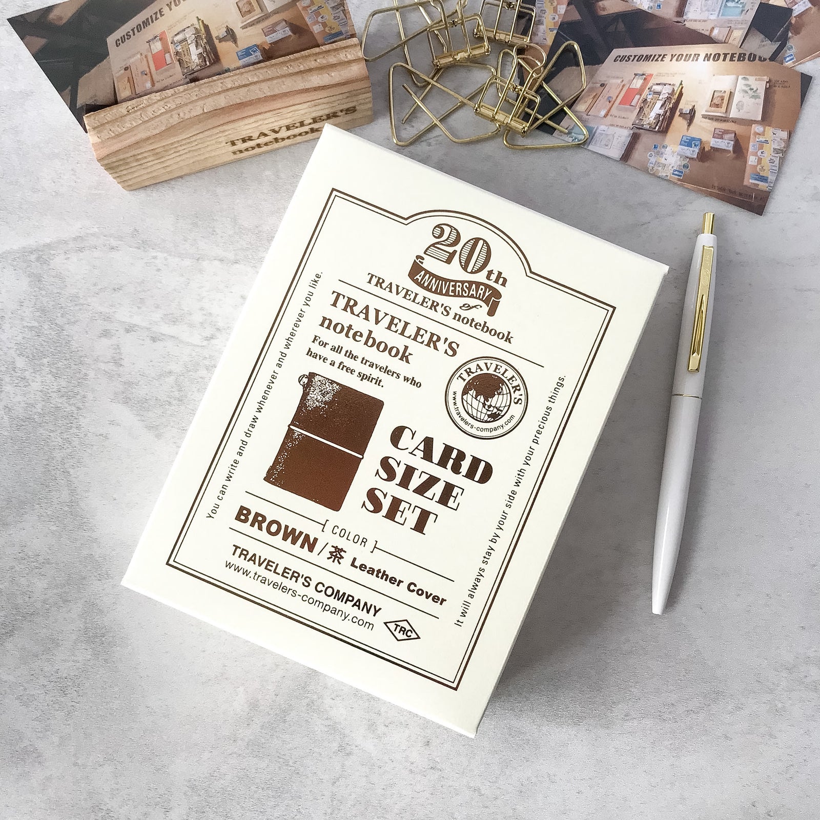 Traveler's Notebook Card Size 20th Anniversary Set Brown – open leather cover with refills